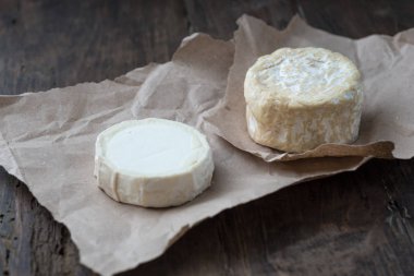 Camembert ve diğer türleri iki Yumuşak fransız peyniri