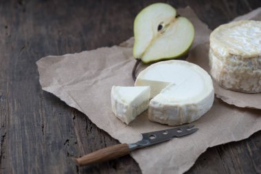 Ahşap rustik masa kokulu camembert peyniri parça