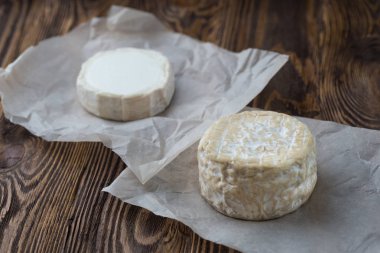 Camembert ve diğer türleri iki Yumuşak fransız peyniri