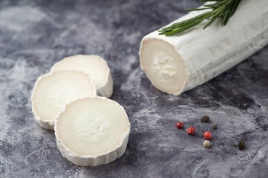 Dilimler koyu marple ile taze keçi peyniri