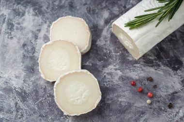 Dilimler koyu marple ile taze keçi peyniri
