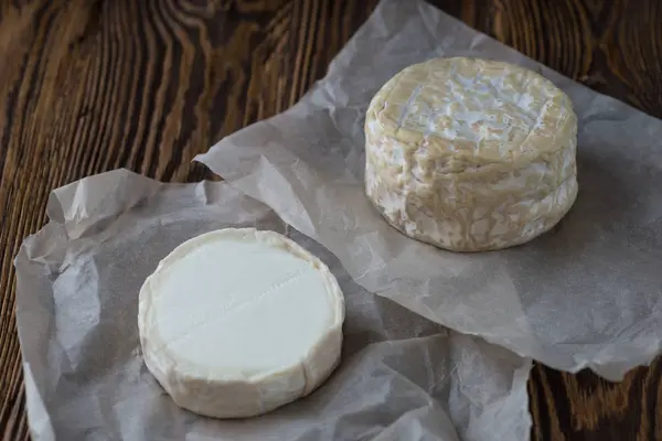 两种软法式奶酪的卡曼特和其他类型 — 图库照片