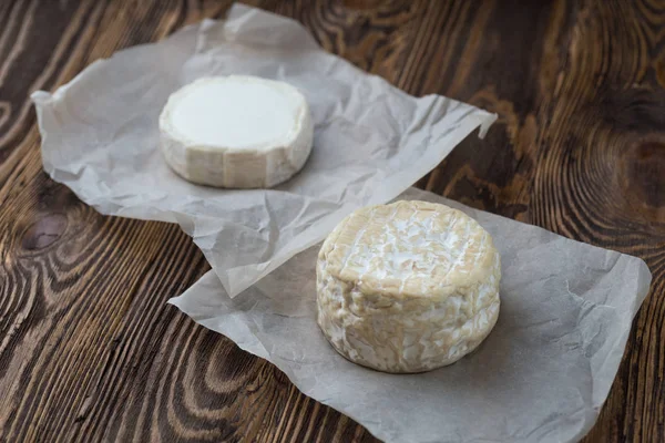 Två mjuka franska ost av Camembert och andra typer — Stockfoto