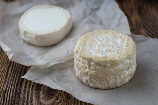Två mjuka franska ost av Camembert och andra typer — Stockfoto