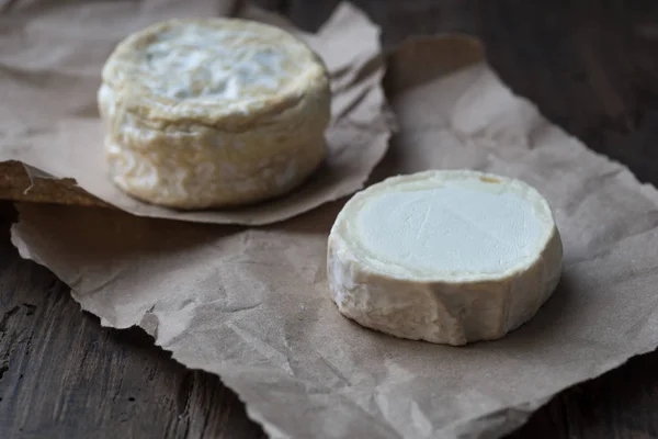 Camembert ve diğer türleri iki Yumuşak fransız peyniri — Stok fotoğraf