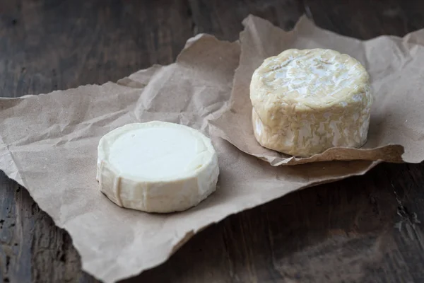 Camembert ve diğer türleri iki Yumuşak fransız peyniri — Stok fotoğraf