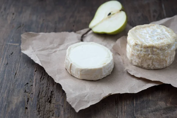 Pezzo di formaggio camembert puzzolente su un tavolo rustico in legno — Foto Stock