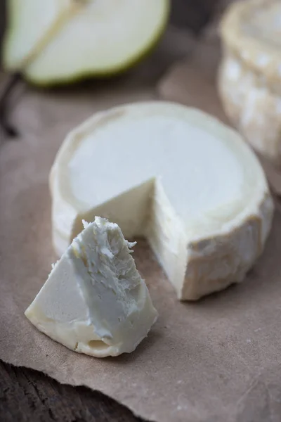 Pieza apestosa queso camembert en una mesa rústica de madera — Foto de Stock