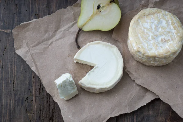 Pieza apestosa queso camembert en una mesa rústica de madera — Foto de Stock