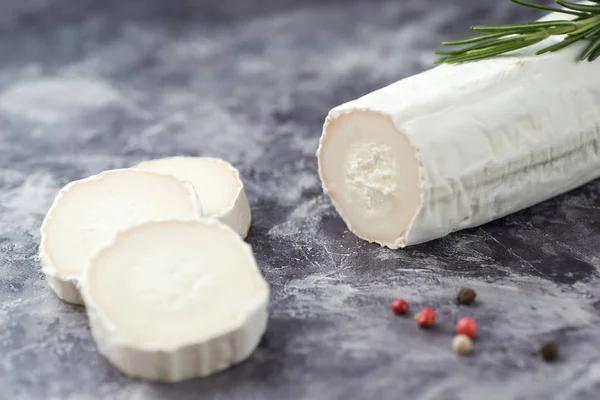 Queso de cabra fresco con rodajas de mármol oscuro — Foto de Stock