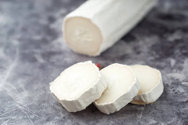 Formaggio di capra fresco con fette di marple scuro — Foto Stock