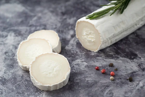 Queso de cabra fresco con rodajas de mármol oscuro — Foto de Stock