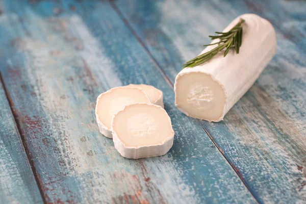 Queso de cabra fresco con rodajas sobre papel . — Foto de Stock