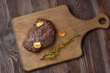 Biberiyeli biftek, ahşap bir masada..