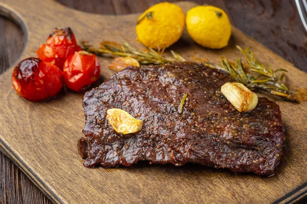 Gegrilltes Rib Eye Steak mit Gewürzen, serviert auf einem Holzbrett mit Witz — Stockfoto