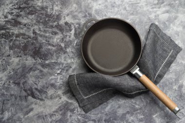 Koyu gri mutfak arka plan üzerinde boş dökme demir kızartma tavası, vie