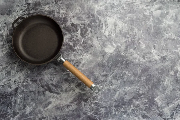 Vazio frigideira de ferro fundido no fundo culinário cinza escuro, vie — Fotografia de Stock