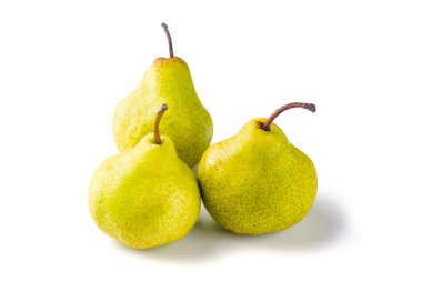 Beyaz zemin üzerinde izole edilmiş üç armut