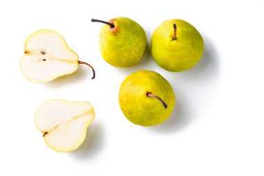 Beyaz arka planda sarı armut grubu