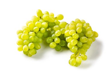 Beyaz arkaplanda taze yeşil üzümler izole edilmiş.