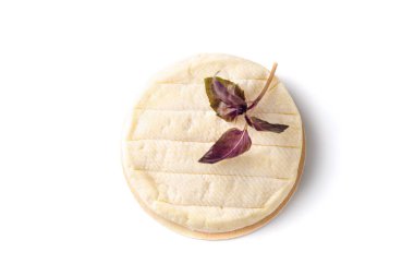 Yumuşak peynir ve fesleğen beyaz arka plan üzerinde izole