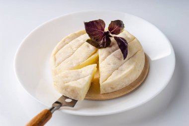 Taze Brie peyniri ve taze fesleğen li tahta bir dilim