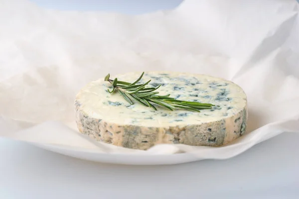 Kağıt arka plan üzerinde rosemary ile lezzetli mavi peynir parçalarını — Stok fotoğraf