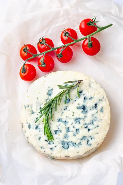 Formaggio blu con pomodorini, rosmarino su carta — Foto Stock
