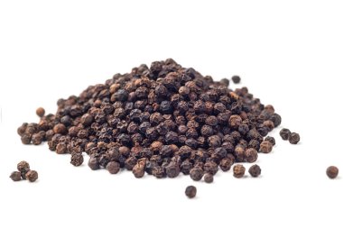 Siyah çekilmiş karabiber beyaz arka plan üzerinde izole