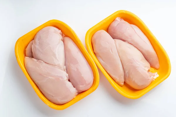 Syrové kuřecí řízek balíček izolované na bílém pozadí. — Stock fotografie
