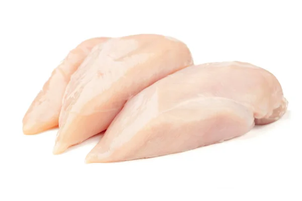 Filets de poitrine de poulet crus isolés sur fond blanc . — Photo