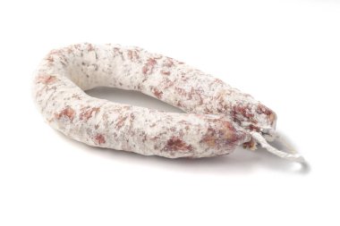 Beyaz bir arka plan üzerinde lezzetli kuru sosis.