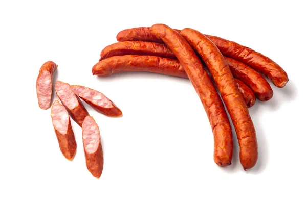 Salsichas de porco bratwurst defumadas, close-up, isoladas nas costas brancas — Fotografia de Stock