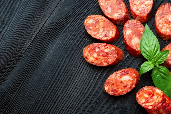 Een Franse Saucisson-droge zomer worst op de zwarte achtergrond. — Stockfoto