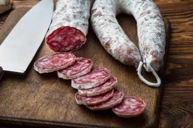 Salam kesme tahtası üzerinde ahşap masa üzerinde Fransız