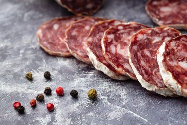 Gri taş backgr üzerinde dilimler ile geleneksel ince kurutulmuş sosis