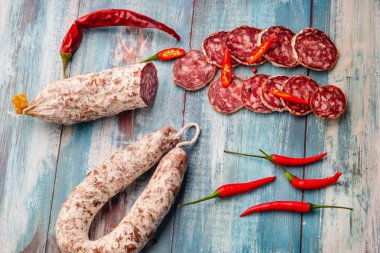 Mavi ahşap arka plan üzerinde plaka üzerinde Fransız salam