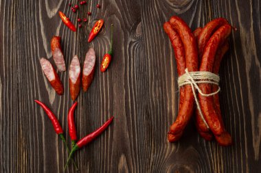 Ahşap arka plan üzerinde soğuk ince ızgara sosis