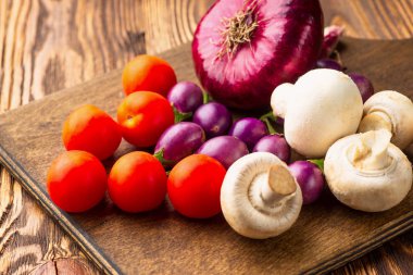 Vintage ahşap arka plan üzerinde Sebzeler - sonbahar hasat, çorba ing