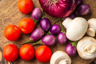 Vintage ahşap arka plan üzerinde Sebzeler - sonbahar hasat, çorba ing