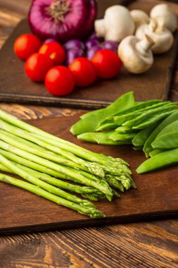 Tahta bir masada taze yeşil sebzeler. Arka plan. Sağlıklı li