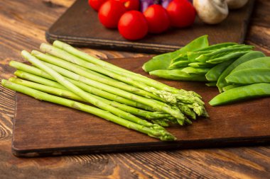 Yeşil organik vejetaryen p ahşap bir arka plan kompozisyon