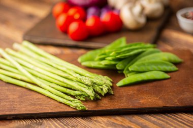 Yeşil organik vejetaryen p ahşap bir arka plan kompozisyon