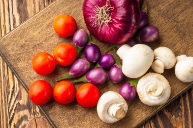 Vintage ahşap arka plan üzerinde Sebzeler - sonbahar hasat, çorba ing