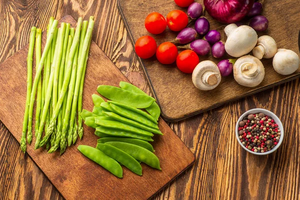 Tahta bir masada taze yeşil sebzeler. Arka plan. Sağlıklı li