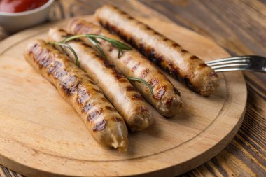 Izgara sosis sosu ketçap ahşap bir masa ile