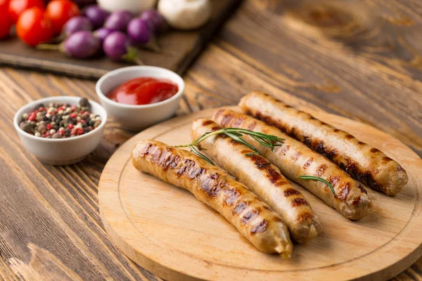 Izgara sosis sosu ketçap ahşap bir masa ile