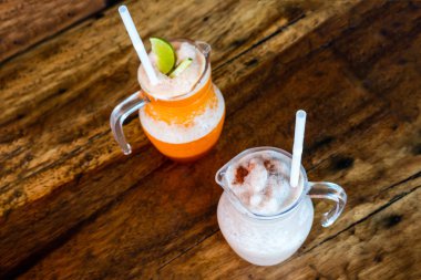 Süt çayı ahşap zemin, kırpma yolu üzerinde krem şanti ile karışık