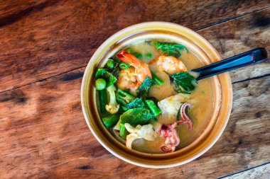 Deniz ürünleri baharatlı şehriye çorbası kil kase, Tay gıda hizmet.