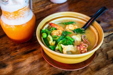 Deniz ürünleri baharatlı şehriye çorbası kil kase, Tay gıda hizmet.